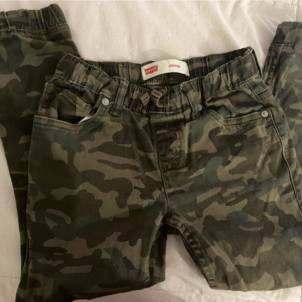 Boys size 8 camo levi 98% cotton joggers